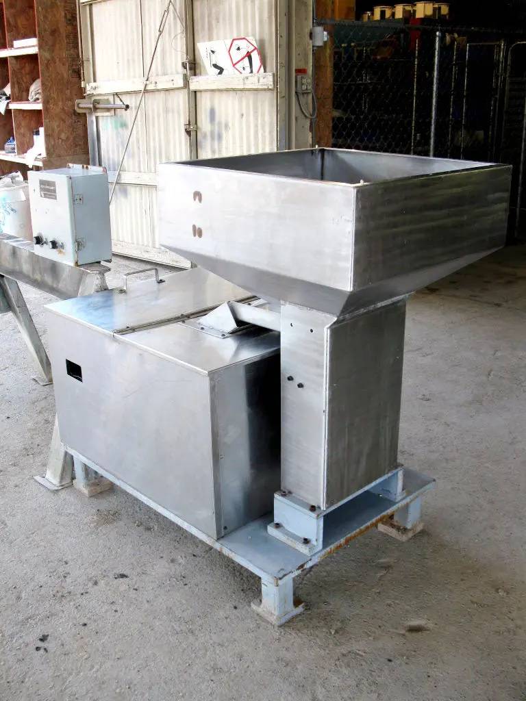Midwest Feeder, Stainless Steel Feeder w/ Hopper, 50 units per min. per line, 24" L x 24" width x 8" H - Image 5
