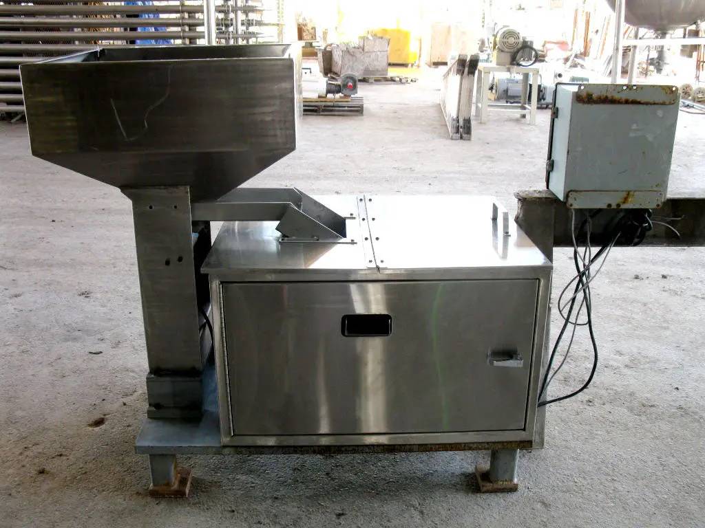 Midwest Feeder, Stainless Steel Feeder w/ Hopper, 50 units per min. per line, 24" L x 24" width x 8" H - Image 7