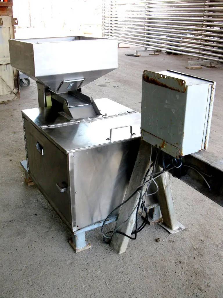 Midwest Feeder, Stainless Steel Feeder w/ Hopper, 50 units per min. per line, 24" L x 24" width x 8" H - Image 8