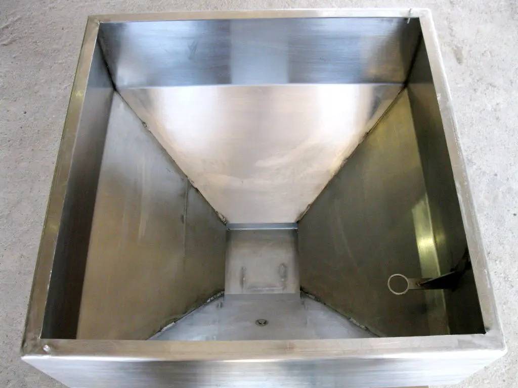 Midwest Feeder, Stainless Steel Feeder w/ Hopper, 50 units per min. per line, 24" L x 24" width x 8" H - Image 9