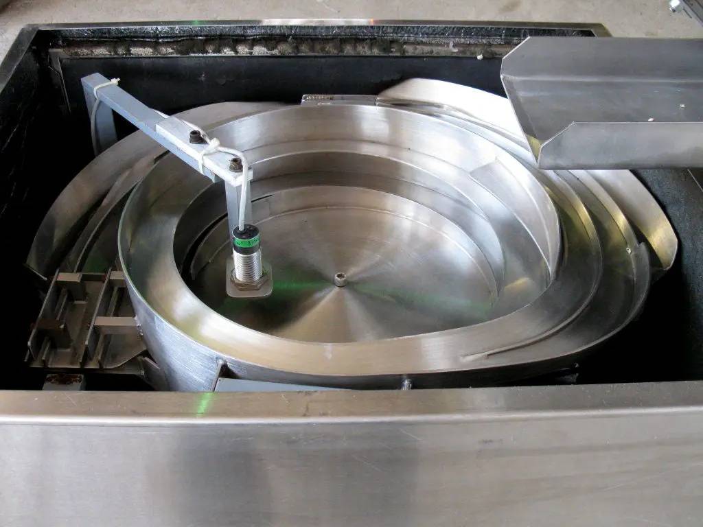 Midwest Feeder, Stainless Steel Feeder w/ Hopper, 50 units per min. per line, 24" L x 24" width x 8" H - Image 10