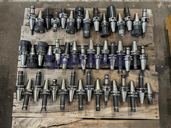 Caterpillar 40, pallet of tool holders - Image 1