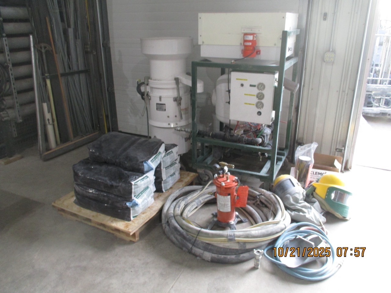 SpongeJet #35E-CE, Dry Abrasive Blaster w/ Recycler, 33" L x 33" width x 54" H, 85 HP Blast Pot, 4-Wheel - Image 1