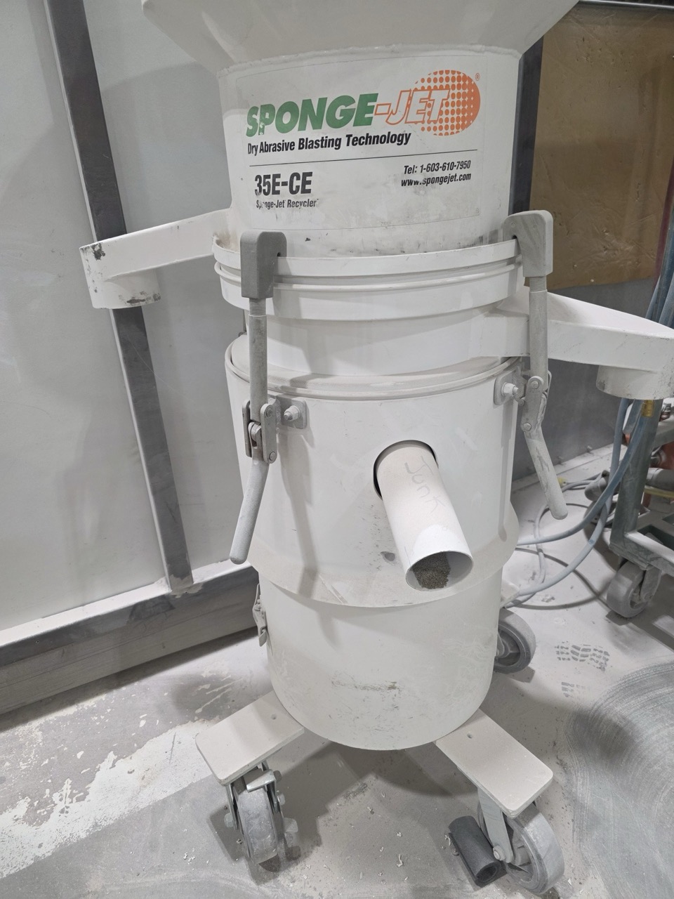 SpongeJet #35E-CE, Dry Abrasive Blaster w/ Recycler, 33" L x 33" width x 54" H, 85 HP Blast Pot, 4-Wheel - Image 2