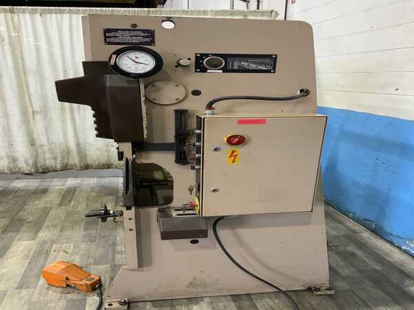 20 Ton, Edwards, Clausing #20T50, hydrualic brake, 4' overall, 4" stroke, 12" Shut Height, manual back gauge - Image 3