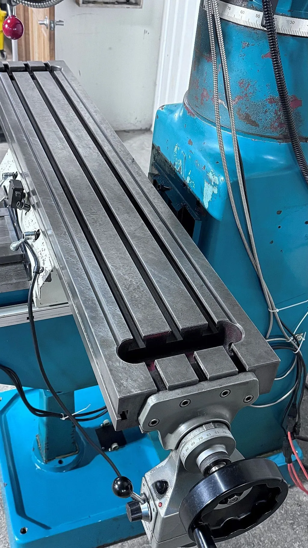 Clausing #3VS08, vertical knee mill, 10" x54"tbl., 3 HP, 36" X, 15.74"Y, 22" Z, 4300 RPM, R-8, air operated - Image 4