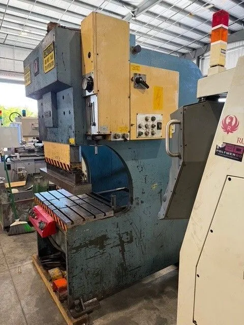 66 Ton, Amada #SPH-60, hydraulic brake punch, 2.6'OA, 22" between housing, 5.9" stroke, 22.5" open, 1983 - Image 5