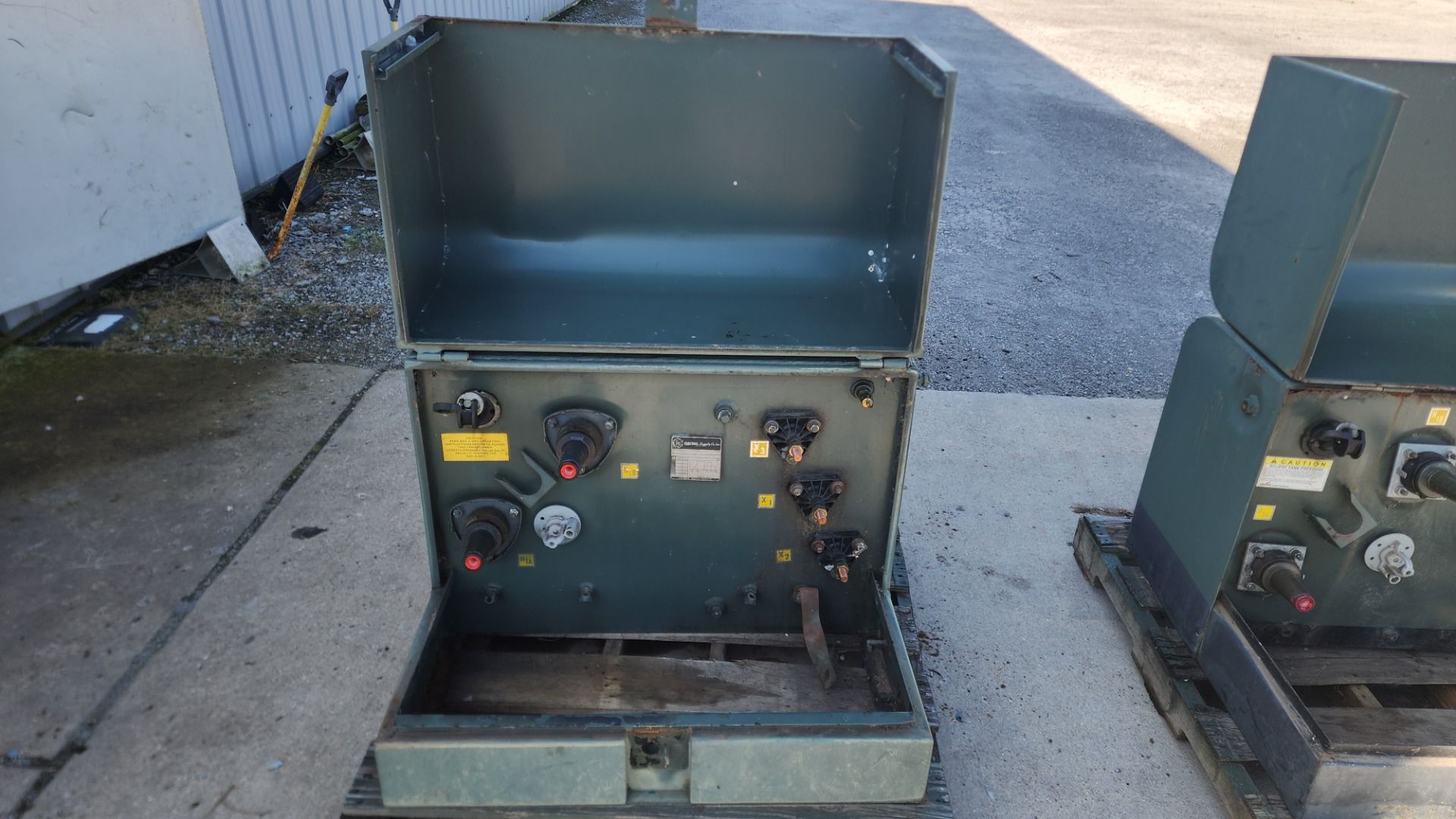 50 KVA 4160GrdY/2400 Primary, 120/240 Secondary, T & R, single phase pad mount transformer - Image 2