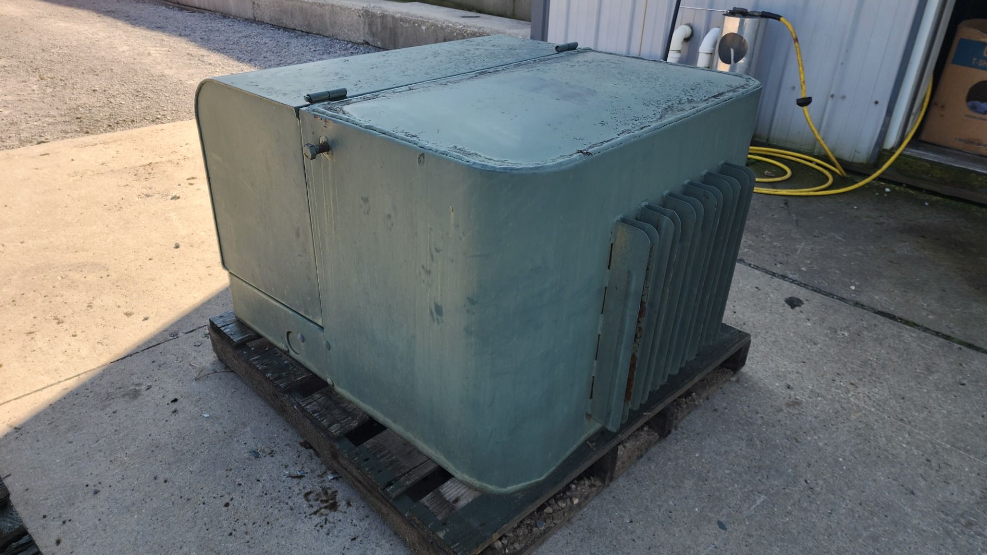 50 KVA 4160GrdY/2400 Primary, 120/240 Secondary, T & R, single phase pad mount transformer - Image 9