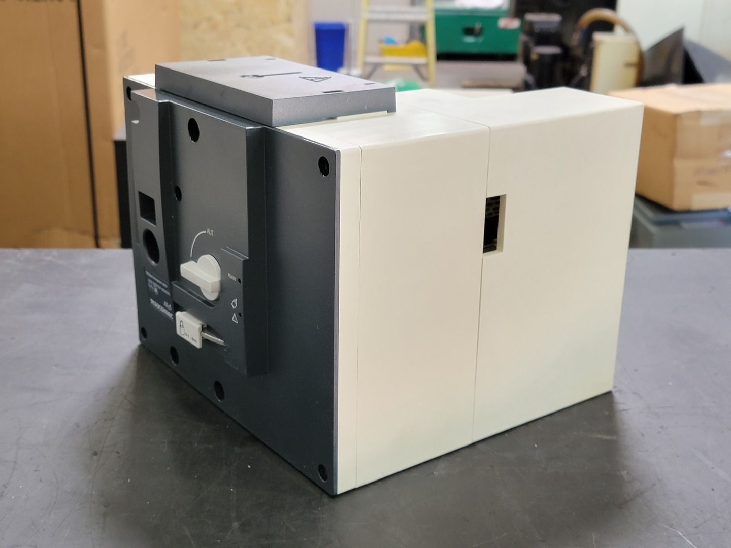 2000-3200 Amp. Socomec #95095320, motorized transfer switch, new surplus, 2020 - Image 9