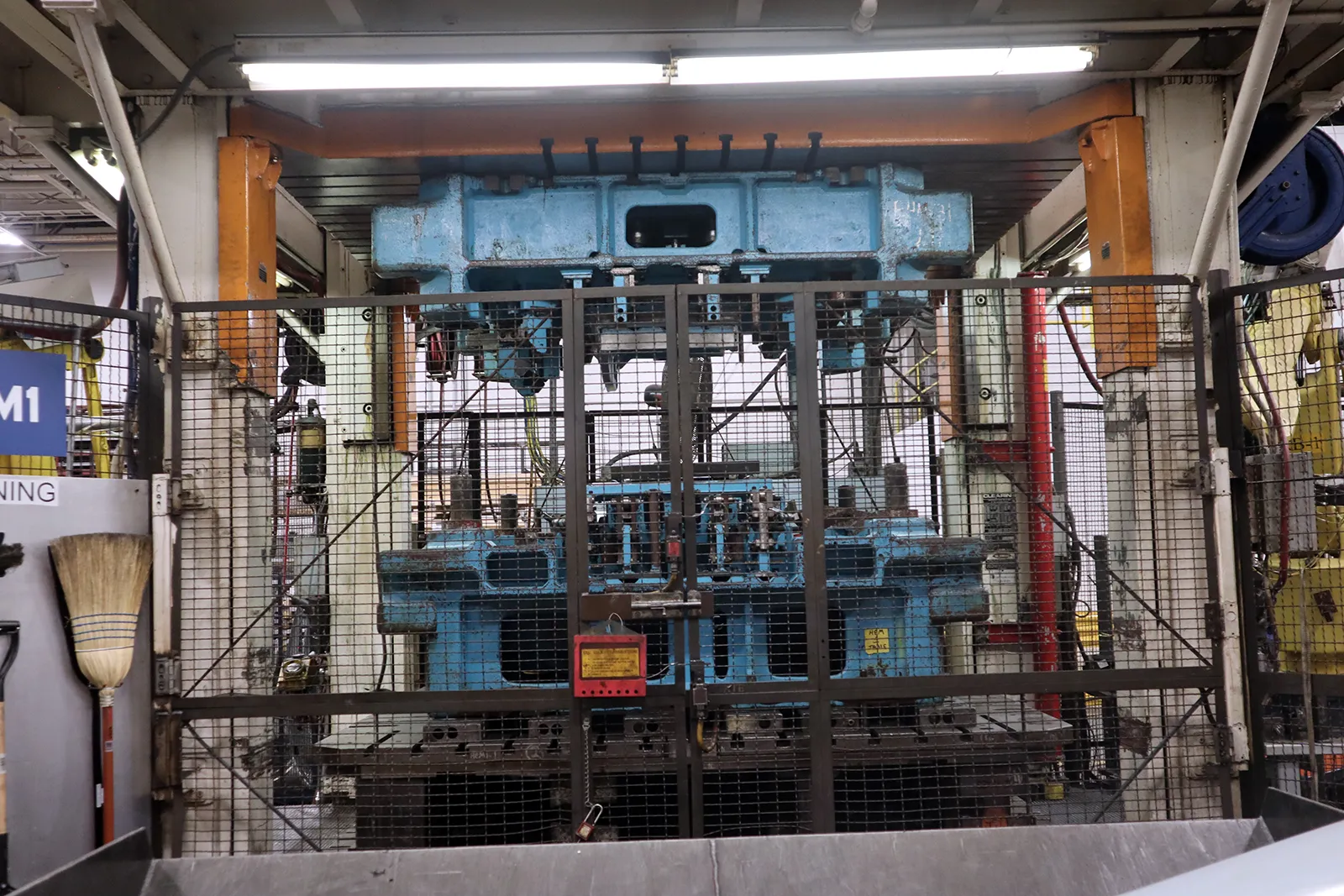 400 Ton, Clearing #H-400-96-108, hydraulic press, 30" stroke, 96" daylight, 66" SDAU, 1984 - Image 2
