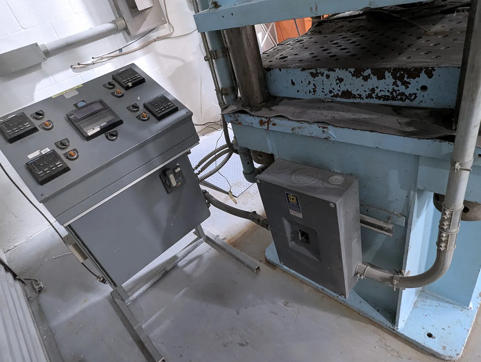150 Ton, Dake #18-293, 4-post, hydraulic press, 28" stroke, 36" open, PLC Control, 1980 - Image 8