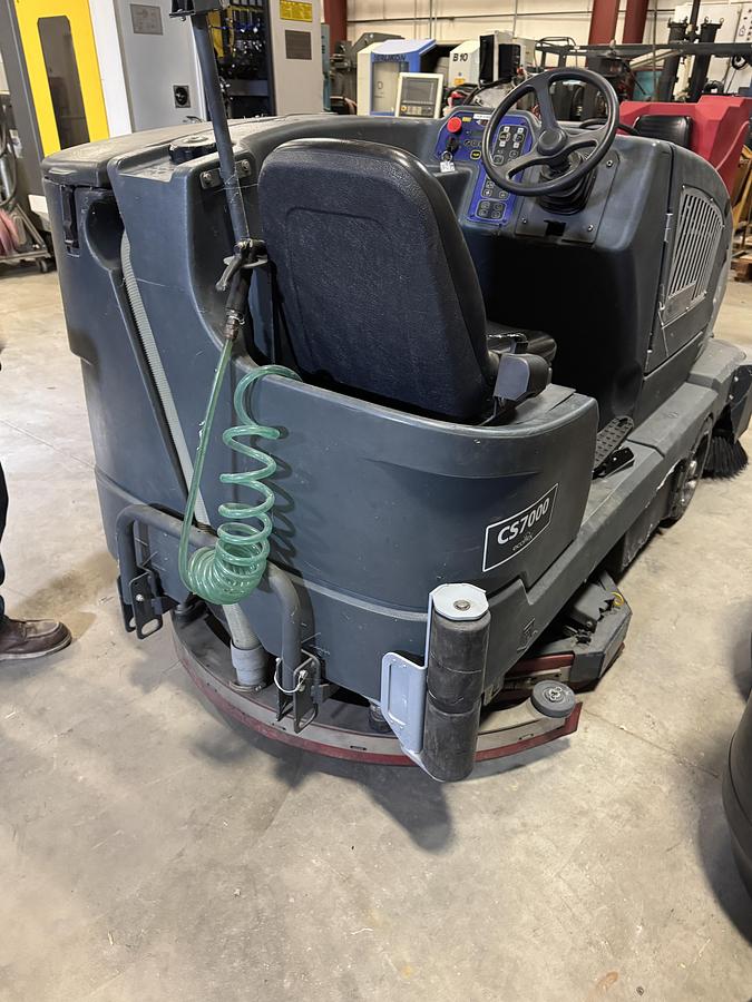 Nilfisk #CS7000-48D, Nautilus hybrid Power Boss, floor scrubber, 2023 - Image 5