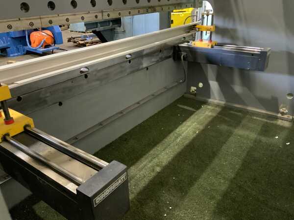 175 Ton, Cincinnati #175BX, hydraulic press brake, 12' overall, 126" between housing, 10" stroke, 16" throat - Image 2