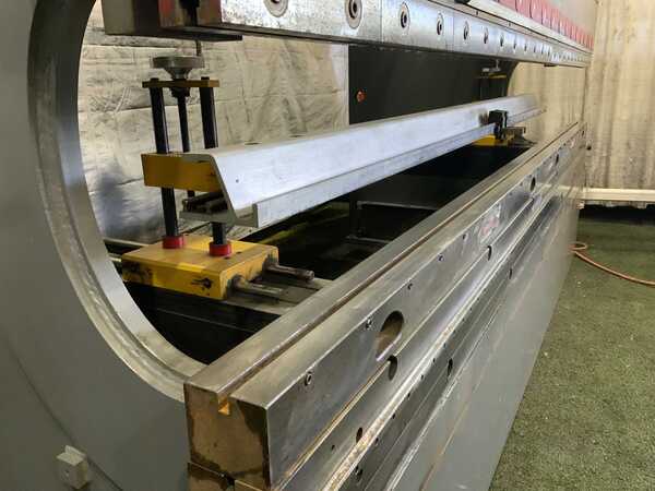 175 Ton, Cincinnati #175BX, hydraulic press brake, 12' overall, 126" between housing, 10" stroke, 16" throat - Image 3