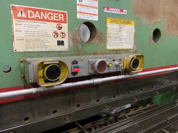 230 Ton, Cincinnati #230CB10, hydraulic brake, 12' overall, 126" between housing, 10" stroke, 8" throat, 30 - Image 5