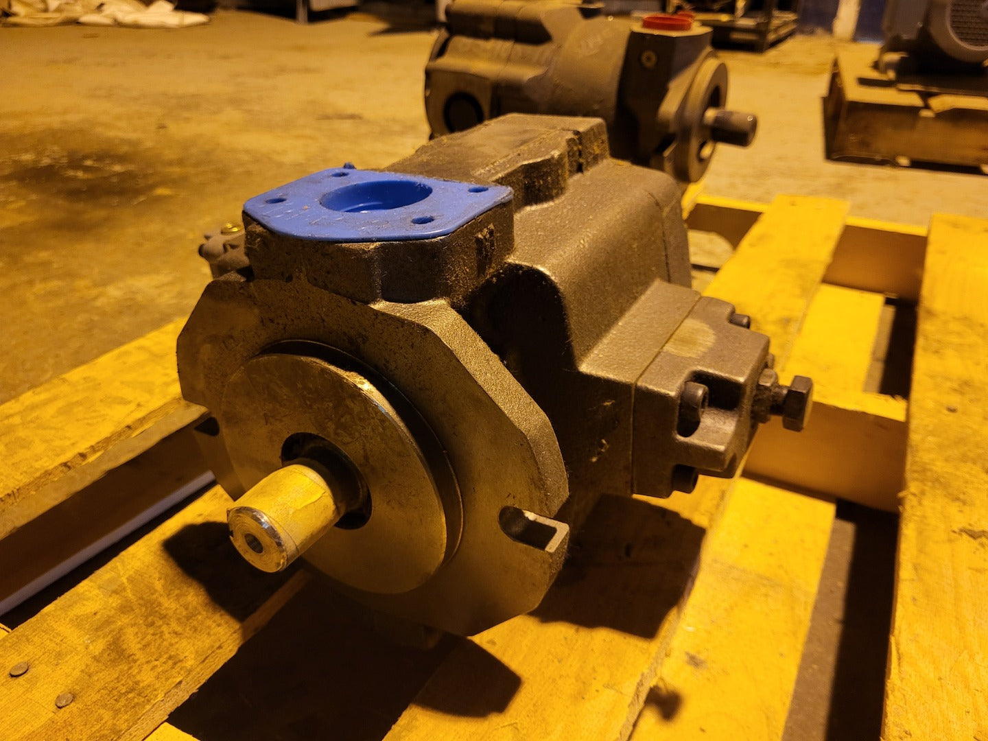 Bosch #0513600214, Hydraulic Vane Pump, 45 cm3 displacement, 3045 psi, 2-hole flange - Image 1