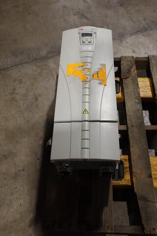Abb ach550-uh-125a-4 ac drive 550 series 3 phase 380-480 v ac stock hp143 - Image 1