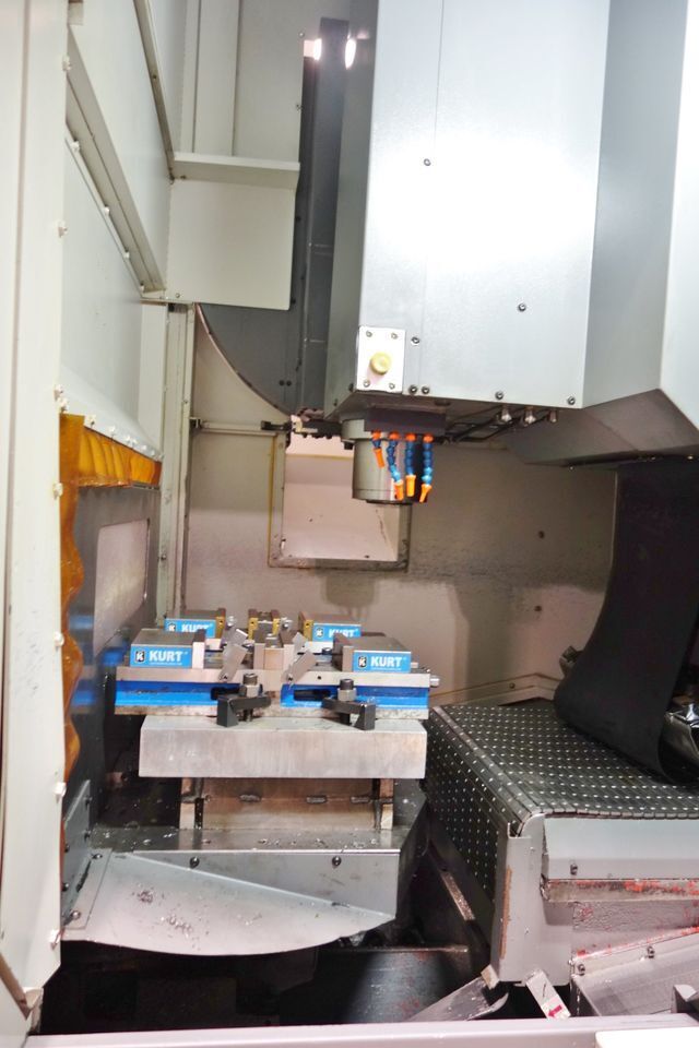 Kira #DM43VCD, CNC Vertical Machining Center, 3-Axis, 25" X, 14" Y, 22" Z, 18.7" x 27.56" Table, 20 HP, 12000 - Image 4