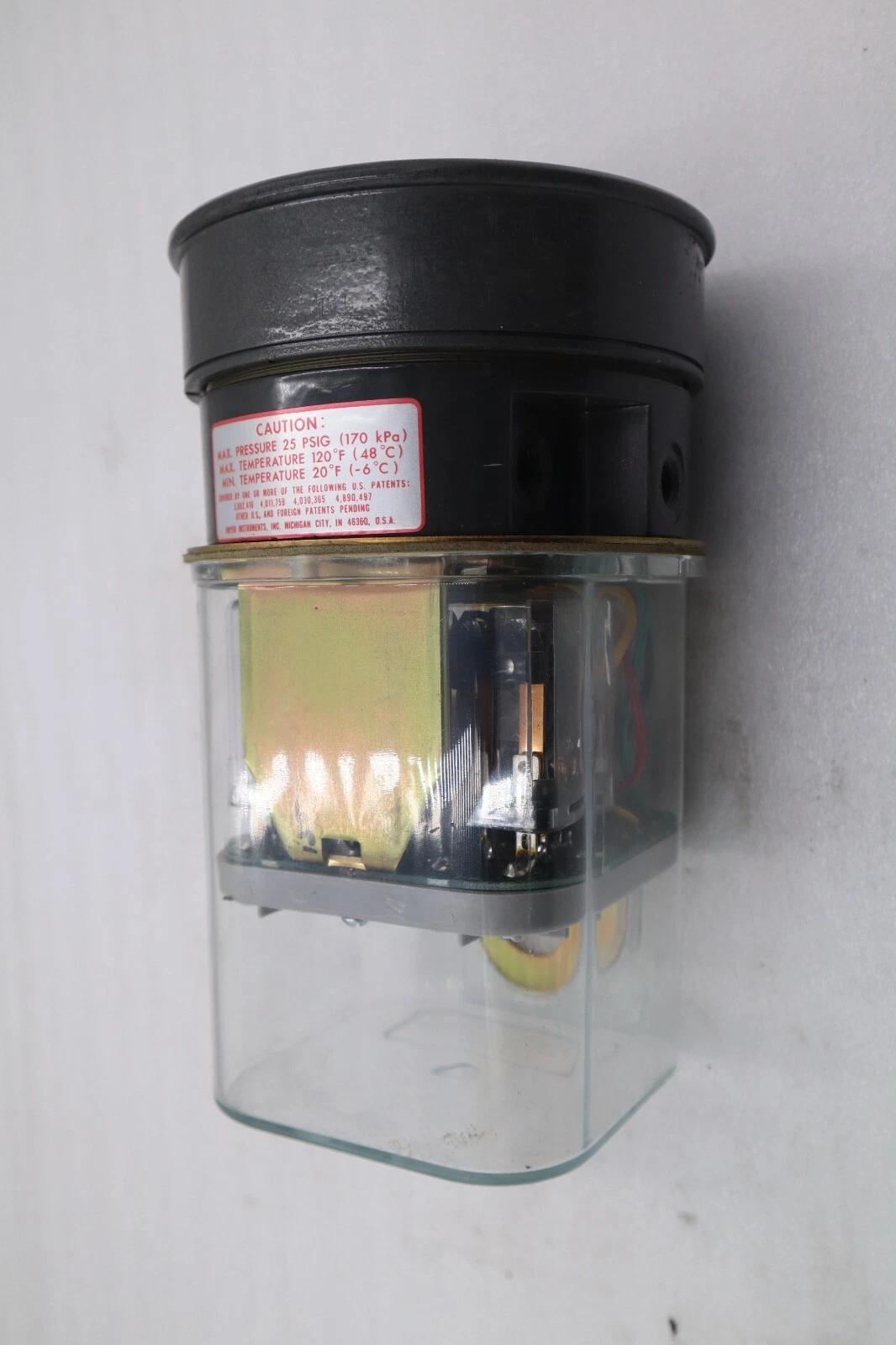 Dwyer 3304 Photohelic Pressure Switch Water Gauge STOCK 5524 - Image 5