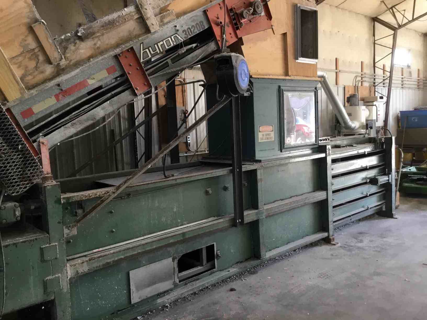 Maren, Horizontal Baler, 70" x 31" x 42", Closed Door, Manual Tie, w/ Byron 3020B Hydraulic Driven Conveyor - Image 2