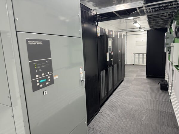 1050.0 KVA Self contained outdoor uninterruptible power supplies trailer, 480 Volts, rental - Image 3