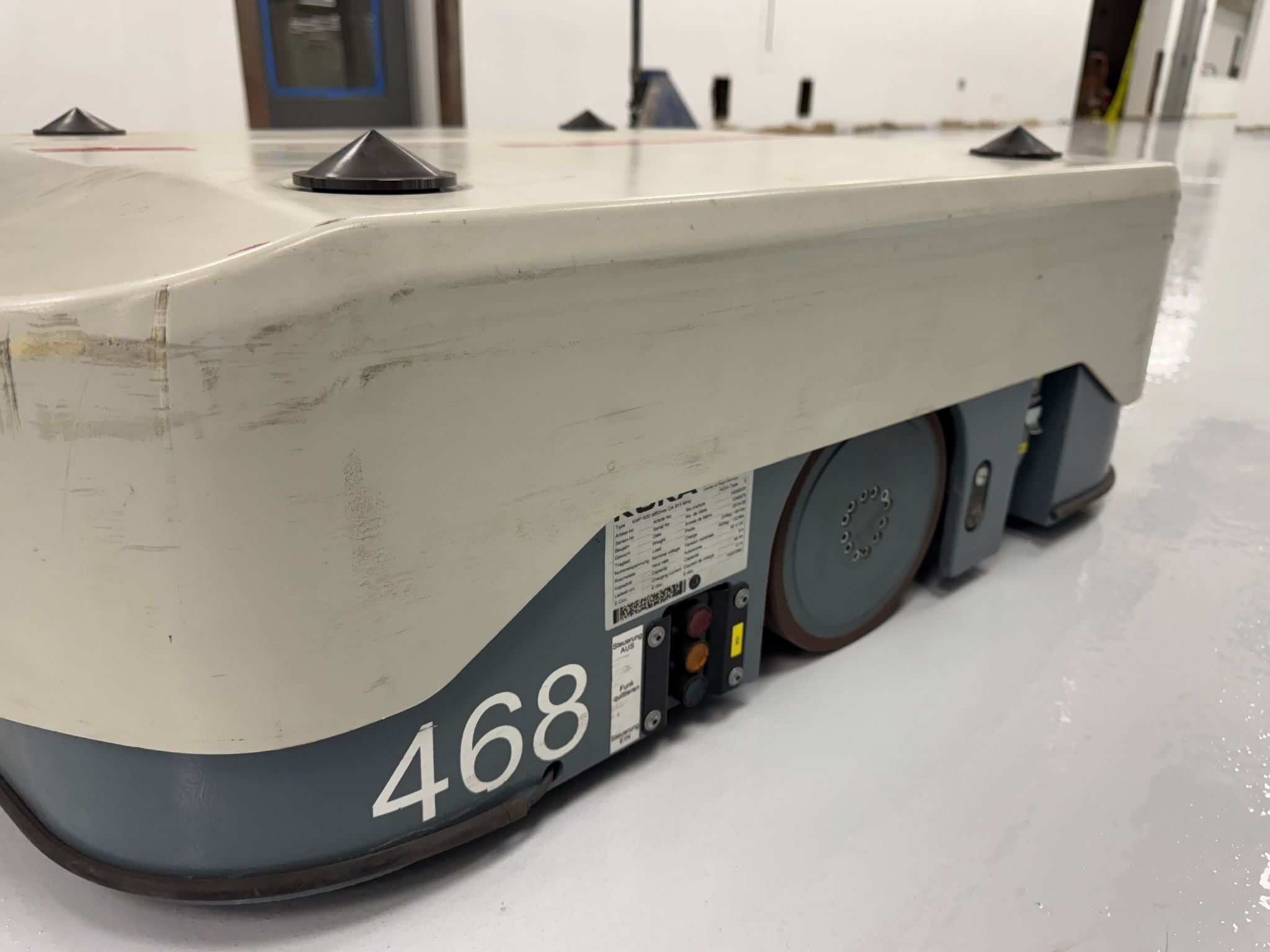 Kuka AGVs, KMP 600, batteries & charger included, sold in lots of 10 - Image 6