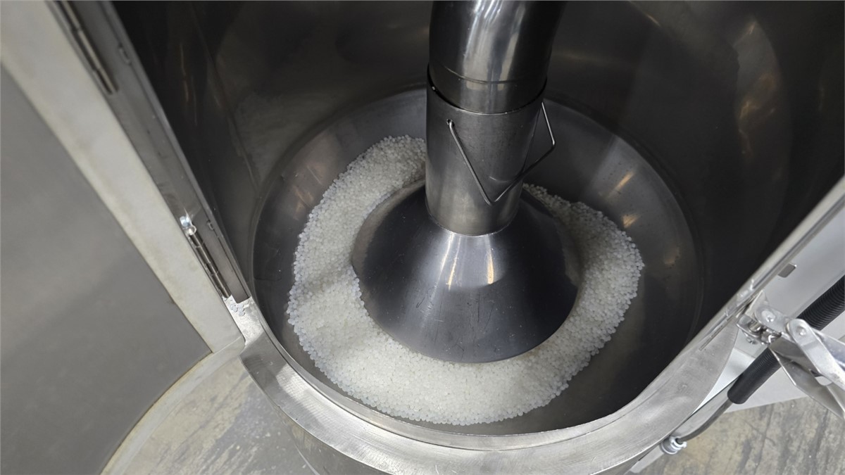 Matsui #MJ3-50-U, 47 cfm dryer w/ hopper, 176°F-320°F, 2014 - Image 4