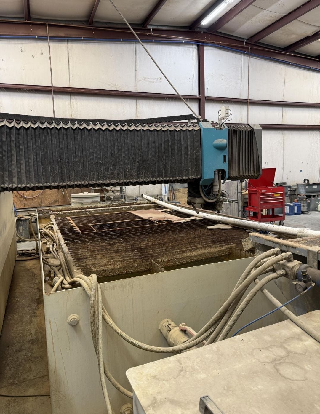 Flow #Mach-3-4020B, CNC waterjet, 5-Axis Dynamic taper compensating head, 100 HP, 87000 psi, 2014 - Image 2
