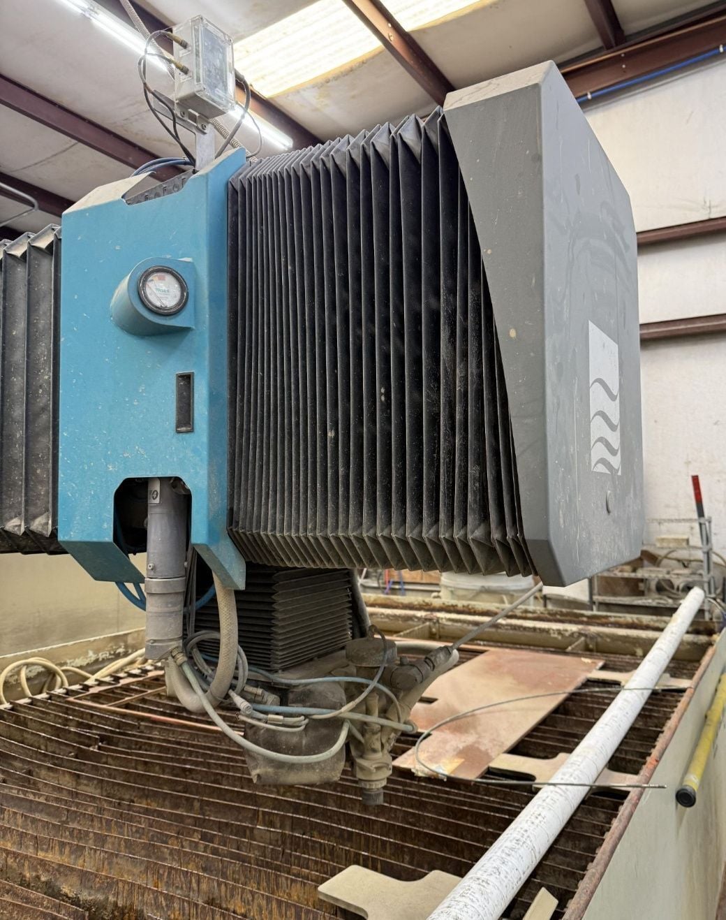 Flow #Mach-3-4020B, CNC waterjet, 5-Axis Dynamic taper compensating head, 100 HP, 87000 psi, 2014 - Image 3