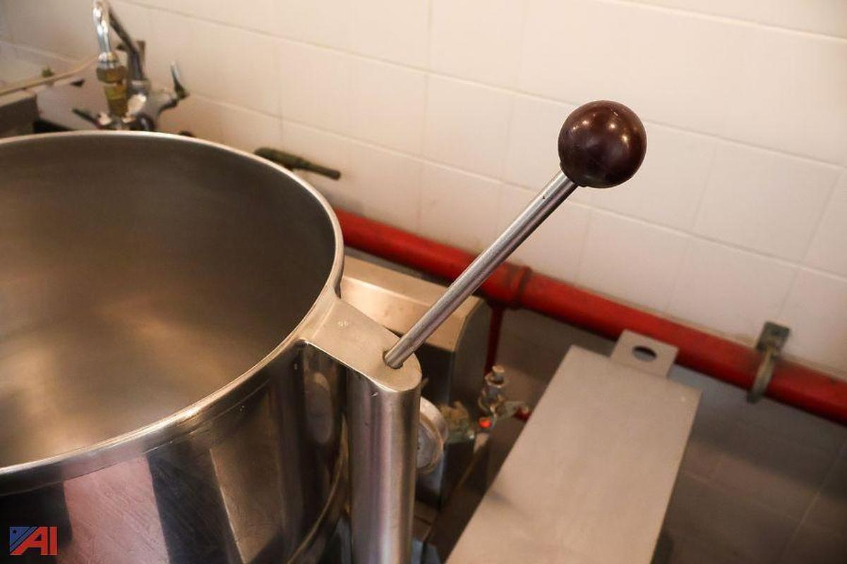 10 gallon Groen #TDH/40-SP, NG Steam Kettle, drain stand - Image 9