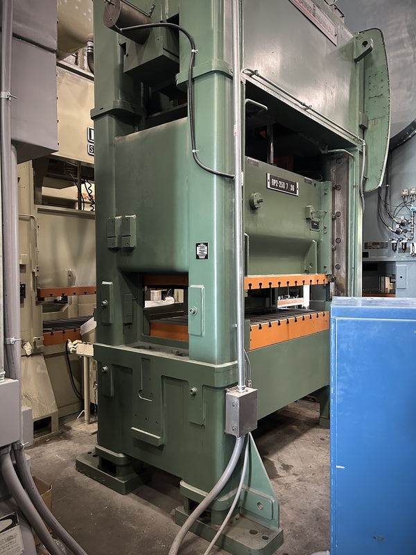250 Ton, Clearing Niagara #BP2, 6" stroke, 23.5" Shut Height, 72x36" bed, new controls, 1996, reconditioned - Image 8