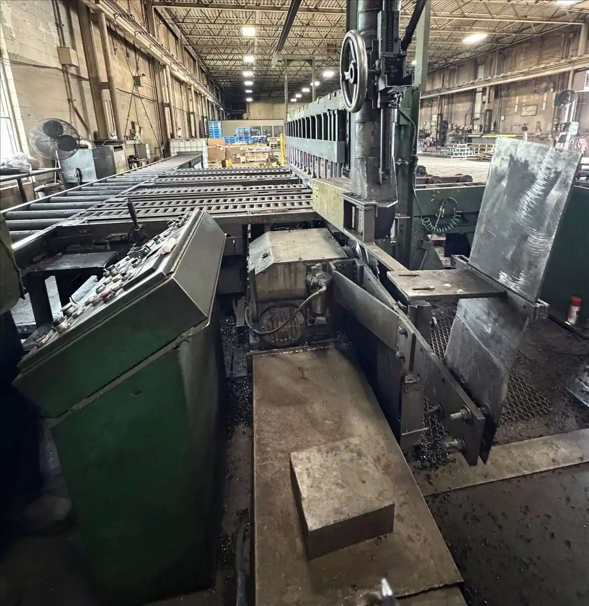 Oliver #879, plate saw, 154" btwn housing, 23" blade, 72" gauge table, 72" front support table, chip - Image 4