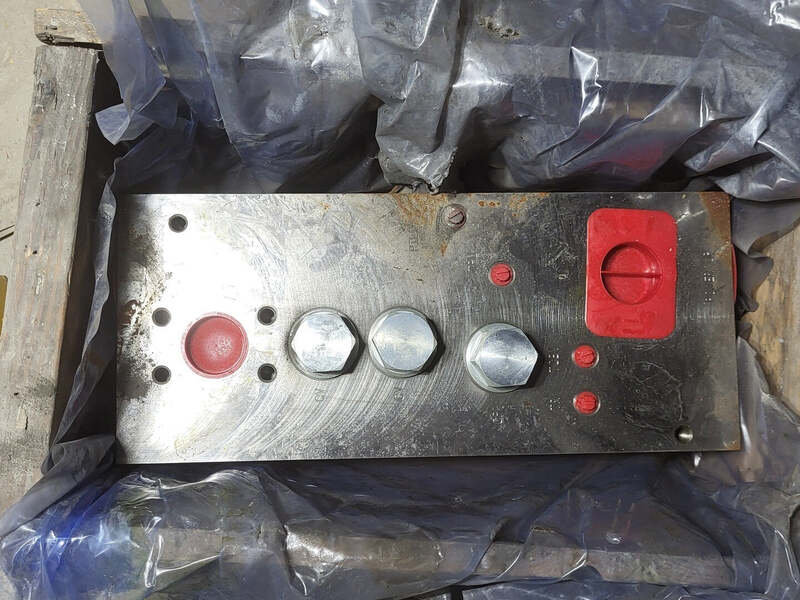 Komatsu #PC0522, Hydraulic Manifold Block - Image 1