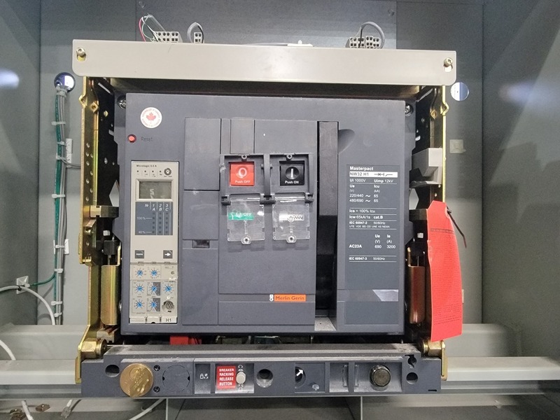 3200 Amps, Square D, NW32H1, 3 Poles, 690 Volts Draw-Out Air Circuit Breaker, 3PH - Image 2