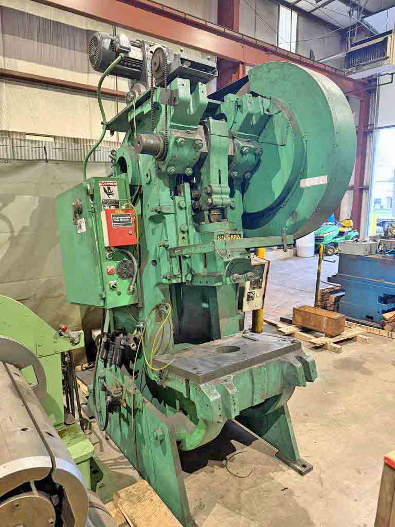 60 Ton, Niagara #A-4, OBI press, 4.5" stroke, 13.5" Shut Height, 3" adj., 90 SPM, 32" x31" bed, air clutch & - Image 1