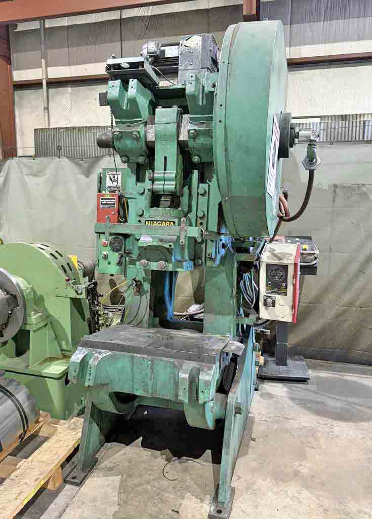 60 Ton, Niagara #A-4, OBI press, 4.5" stroke, 13.5" Shut Height, 3" adj., 90 SPM, 32" x31" bed, air clutch & - Image 2