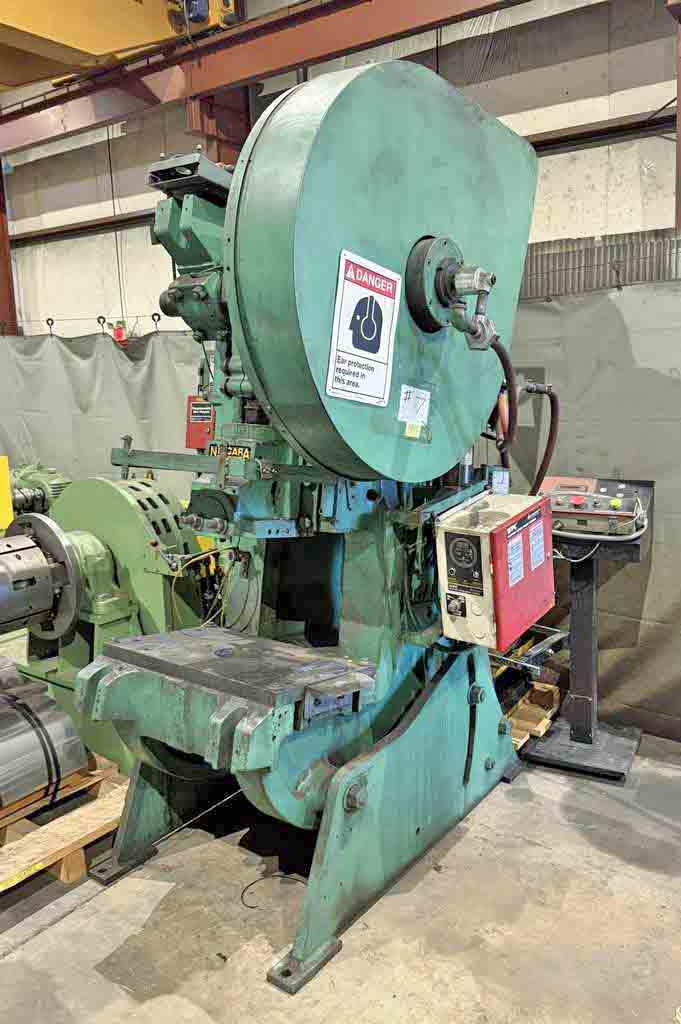 60 Ton, Niagara #A-4, OBI press, 4.5" stroke, 13.5" Shut Height, 3" adj., 90 SPM, 32" x31" bed, air clutch & - Image 3