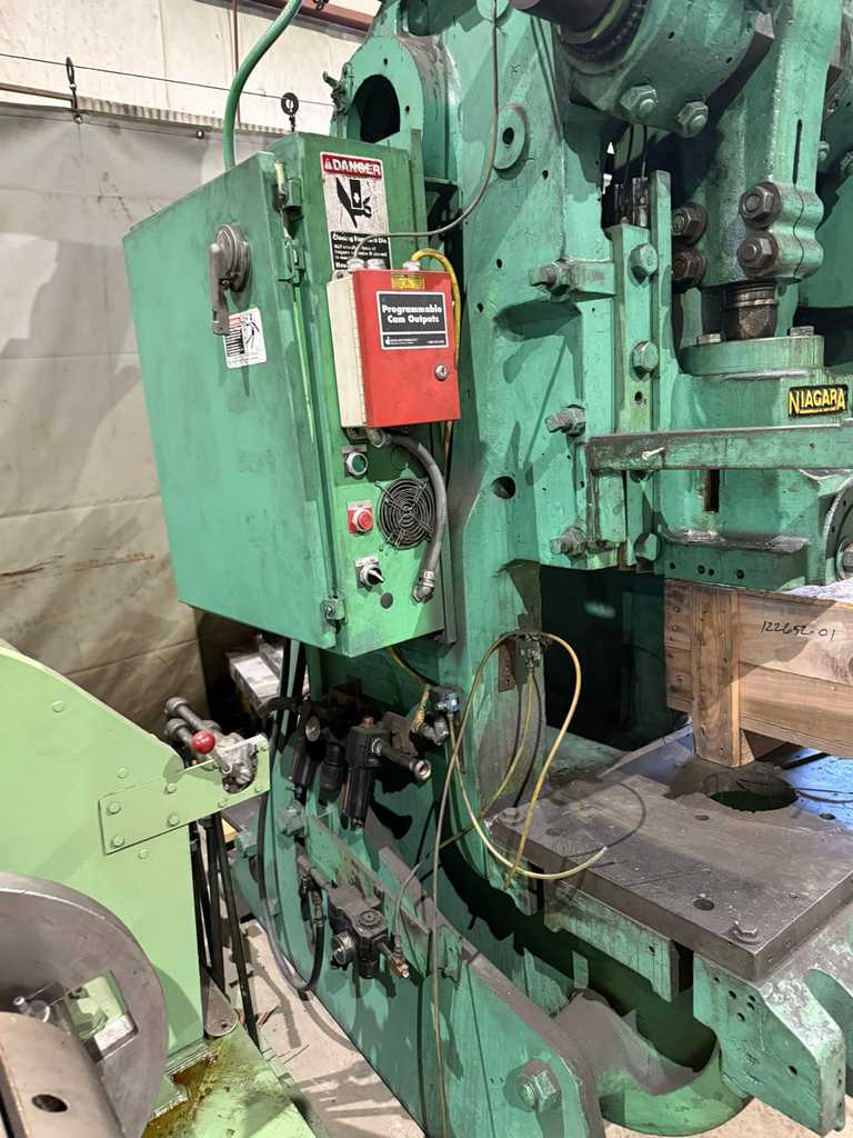 60 Ton, Niagara #A-4, OBI press, 4.5" stroke, 13.5" Shut Height, 3" adj., 90 SPM, 32" x31" bed, air clutch & - Image 7