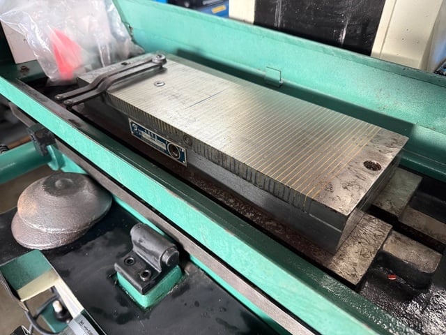 Grizzly #G3104, Manual Surface Grinder, 20-1/2" x 6-7/8" x 10-3/4" travel, 2 HP, 7" x 0.75" x 1-1/4" grind - Image 3