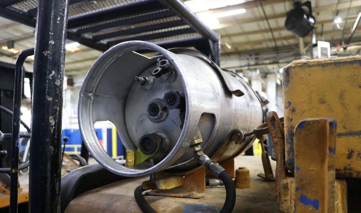 20600 lb. Silent Hoist #FKS12, Riggers Forklift, LPG Fueled, 4334 hours - Image 9