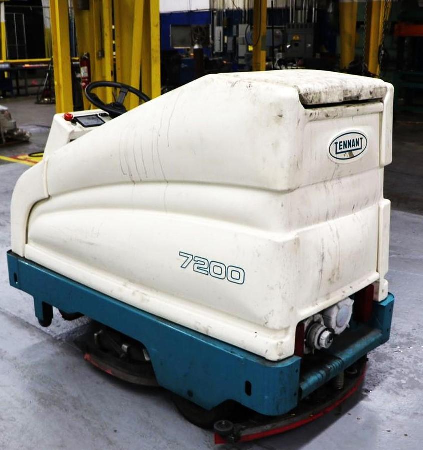 Tennant #7200, Industrial Rider/Scrubber, Battery Operated, 36" Cleaning Path, 2" Scrub Head Offset, 2500 - Image 3