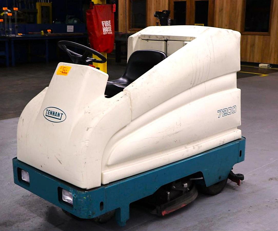 Tennant #7200, Industrial Rider/Scrubber, Battery Operated, 36" Cleaning Path, 2" Scrub Head Offset, 2500 - Image 4