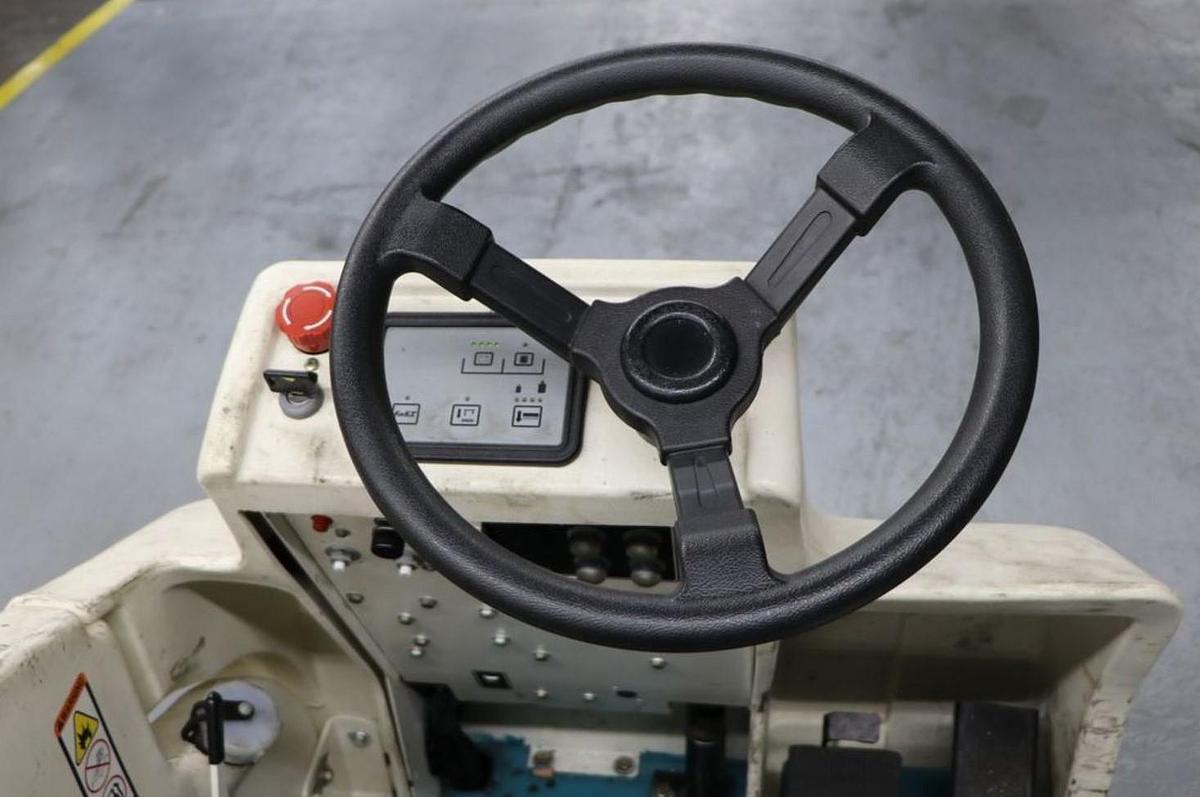 Tennant #7200, Industrial Rider/Scrubber, Battery Operated, 36" Cleaning Path, 2" Scrub Head Offset, 2500 - Image 6