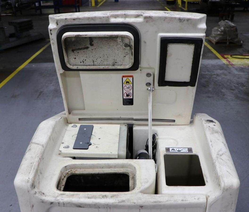 Tennant #7200, Industrial Rider/Scrubber, Battery Operated, 36" Cleaning Path, 2" Scrub Head Offset, 2500 - Image 8
