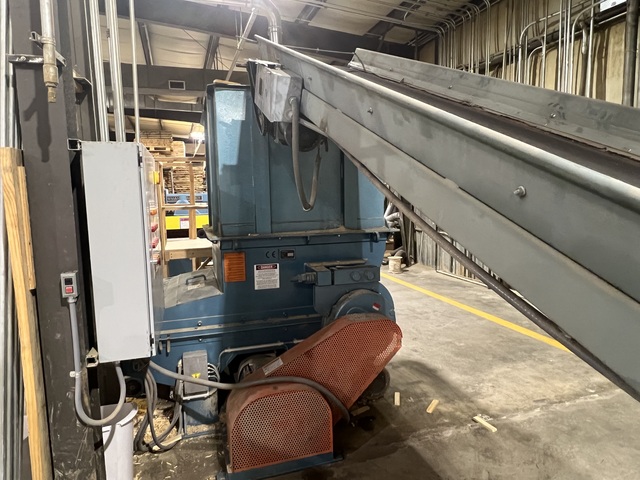 Vecoplan #VAZ-120, hopper fed wood grinder, infeed conveyor belt with incline conveyor - Image 4