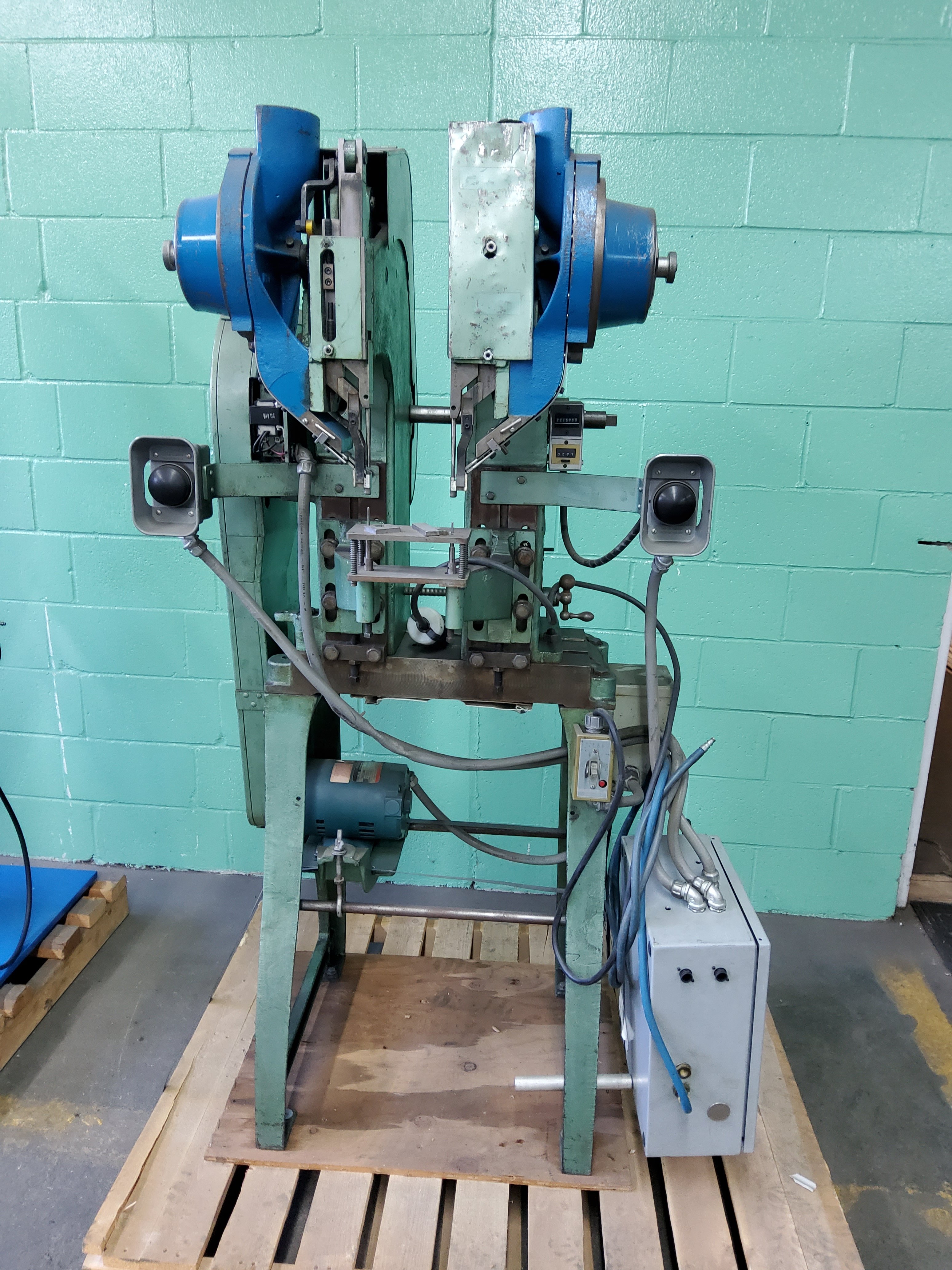 Chicago #722, double rivet machine, S/N 1347-DS - Image 1