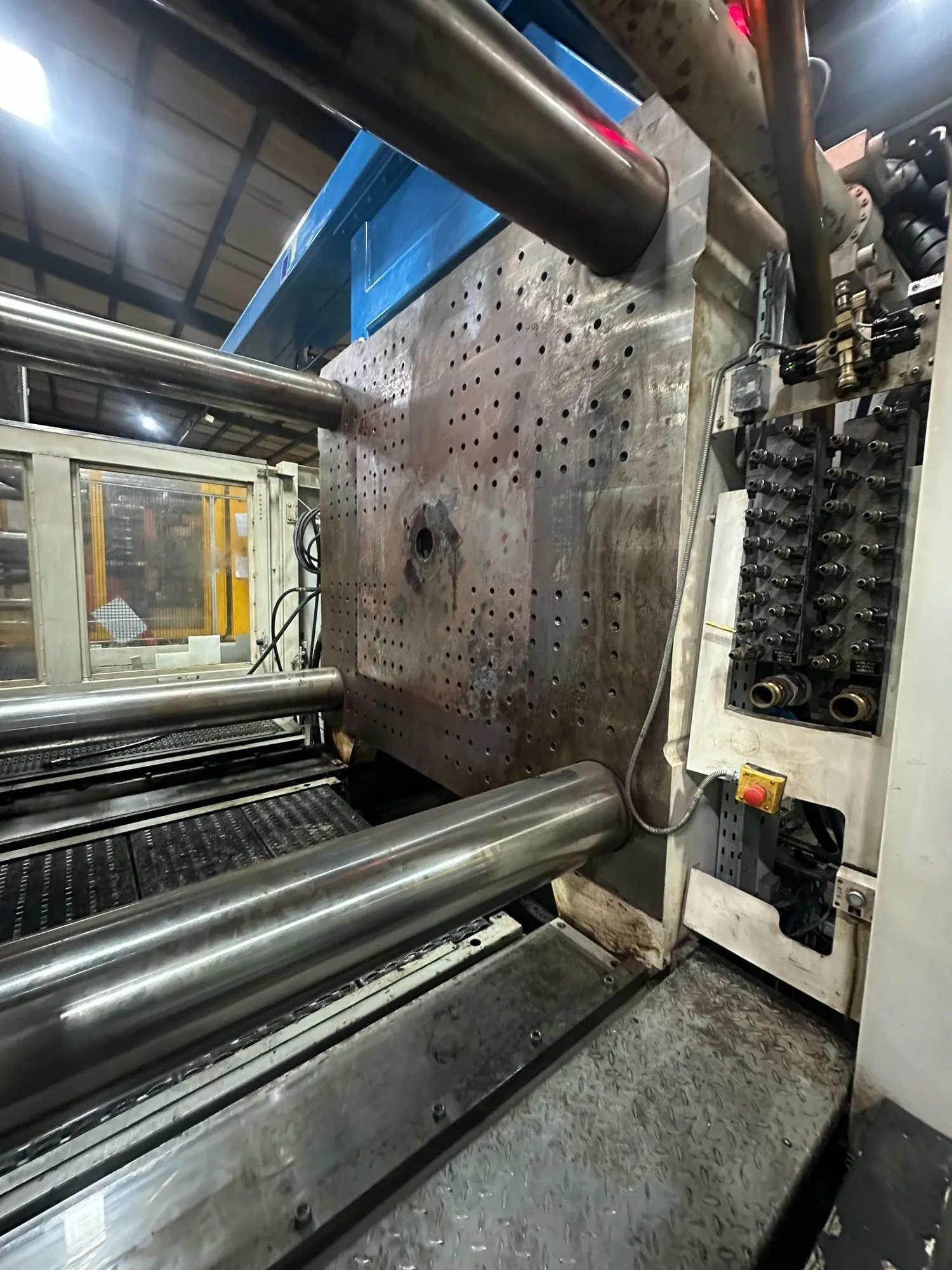 1600 Ton, 242 oz., Krauss Maffei #KM-1300-17200MX, horizontal plastic injection molder, 61.81" x50" tie bar - Image 3