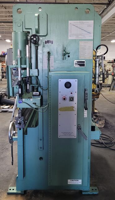 70 Ton, Betenbender #6-70T, hydraulic press brake, 6' overall, 72" between housing, 8" stroke, 4-way die & - Image 3