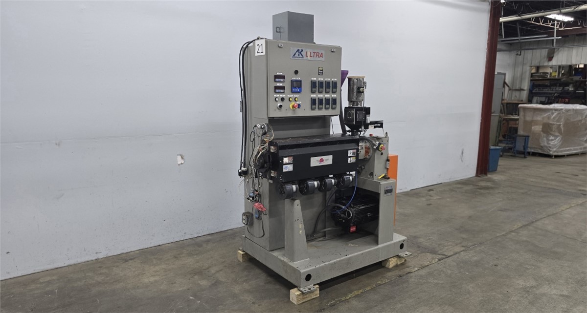 1.25" American Kuhne, extruder, 30:1 L/D ratio, 42" centerline, rectangular feed throat, Eurotherm 3208 temp - Image 2